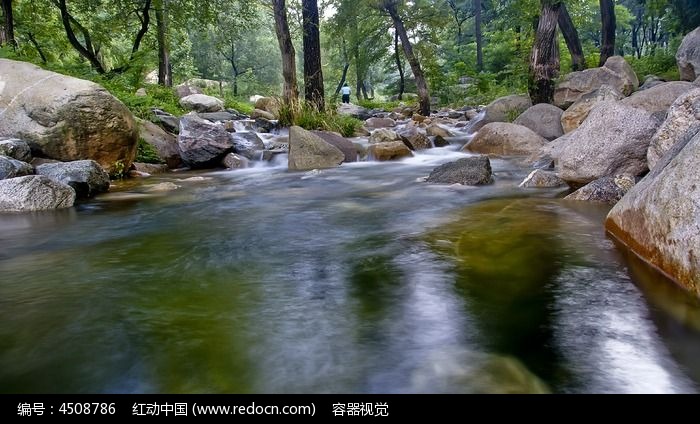 山林中清澈的小溪