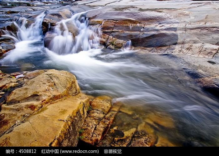 石坪上的水流