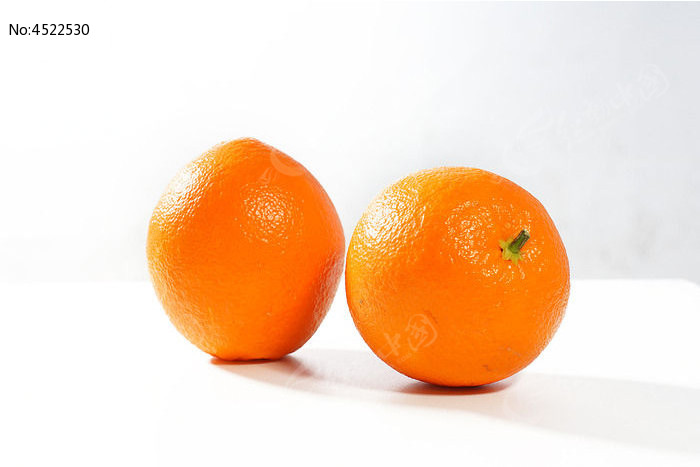 两个完整的橙子