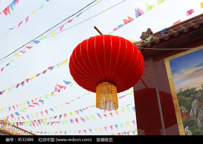 院子里挑起的大红灯笼图片