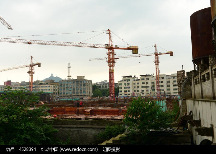 忙碌的建筑工地