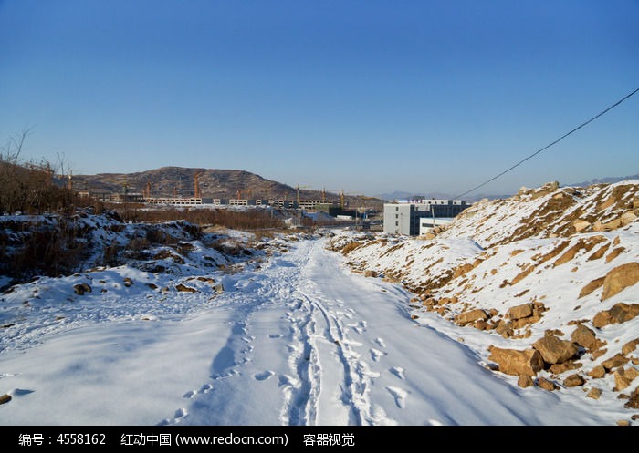 冬季田野道路上的积雪