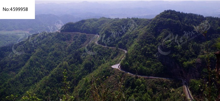 齐云山里的逶迤的公路