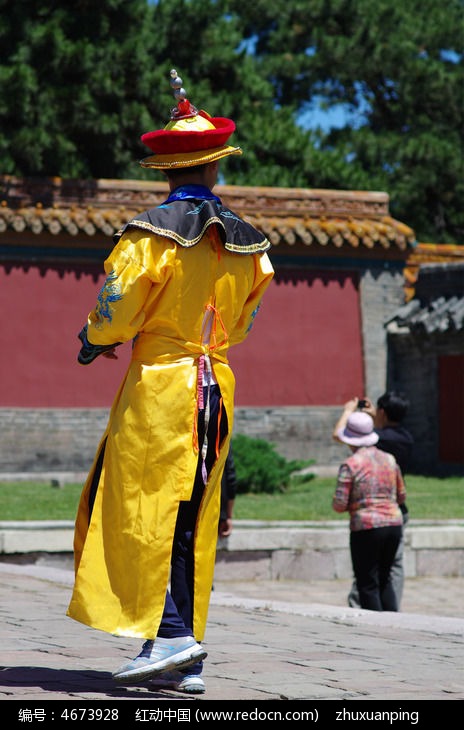 穿龙袍的男人