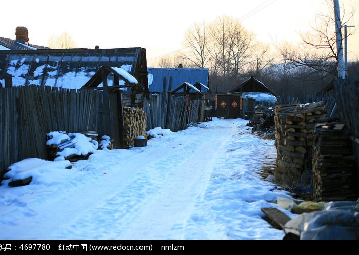 额尔古纳乡村小巷雪景