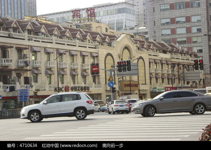 十字路口分建筑楼房与车