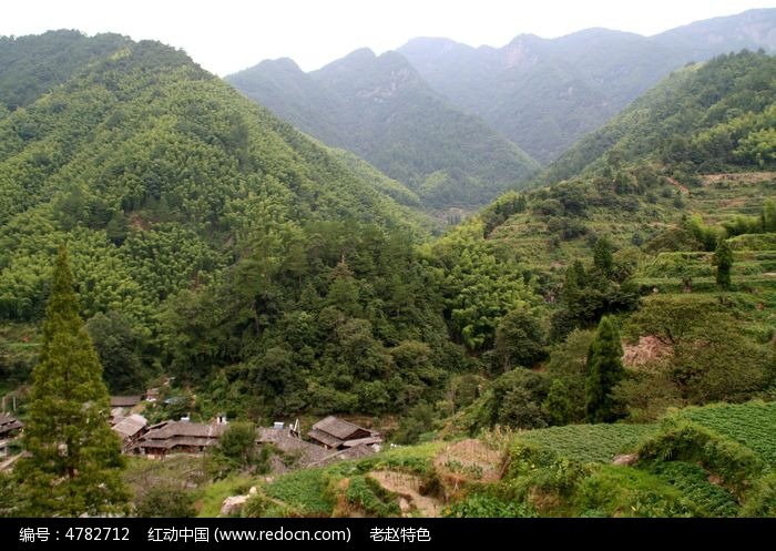 村旁的大山