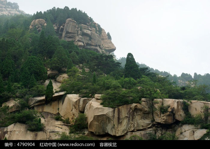泰山山峰陡峭的石壁