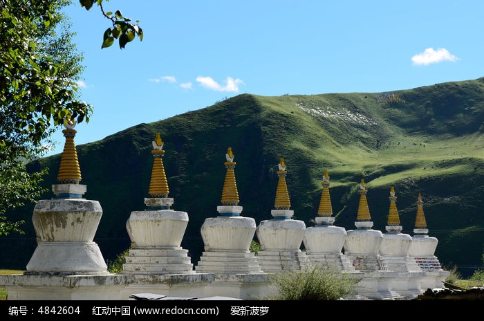 远山前的八座藏式白塔高清图片下载_红动中国
