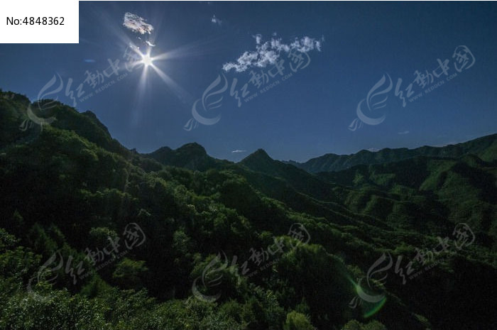 太阳下的起伏的山峰