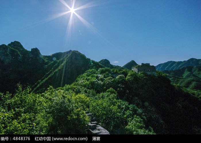 太阳照耀在长城上