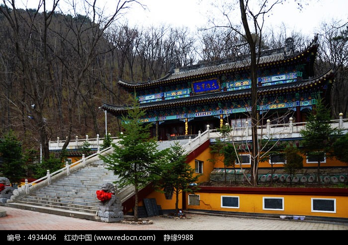 千山灵岩寺内的大雄宝殿