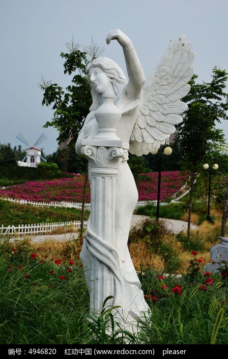 长着翅膀的仙女雕塑