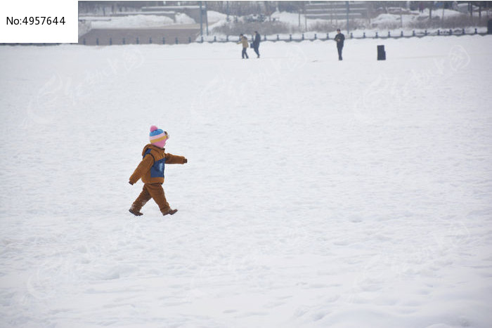 雪地里行走的小孩