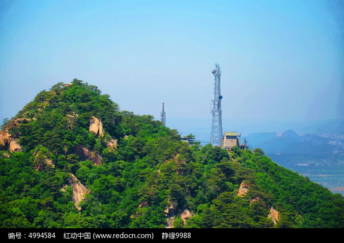 五佛顶景区的山峰与山上的小房