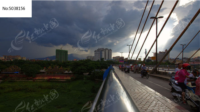 暴雨来临时遮天蔽日的景洪市区