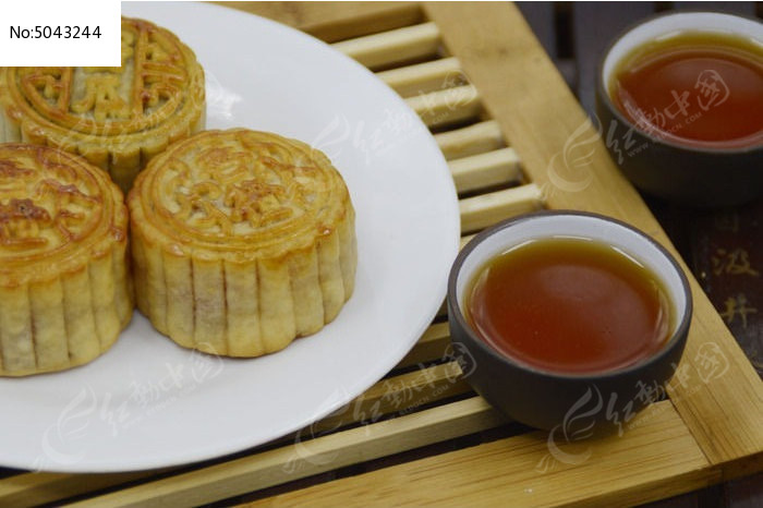 中国传统美食中秋月饼和茶水茶杯图片