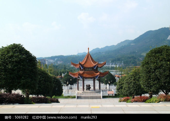密印禅寺中的古亭远景