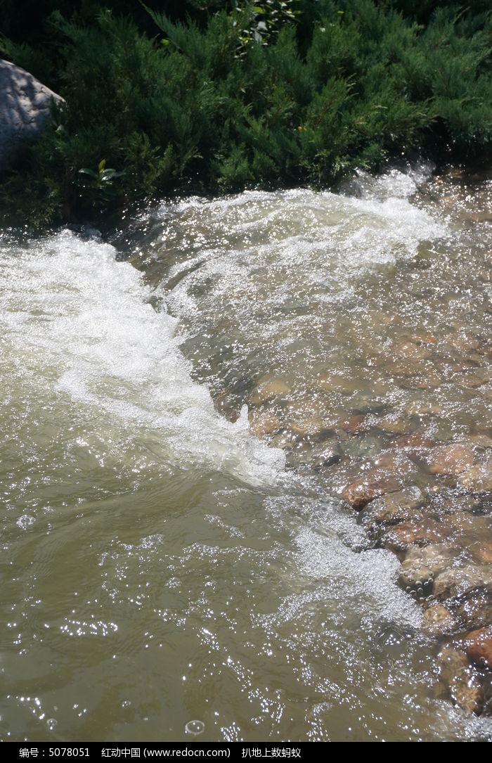 小河流水