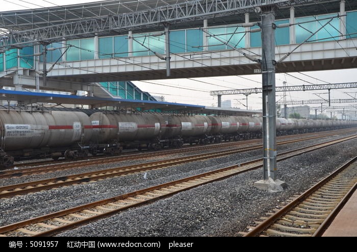 铁轨上的油罐车图片,高清大图_道路交通素材