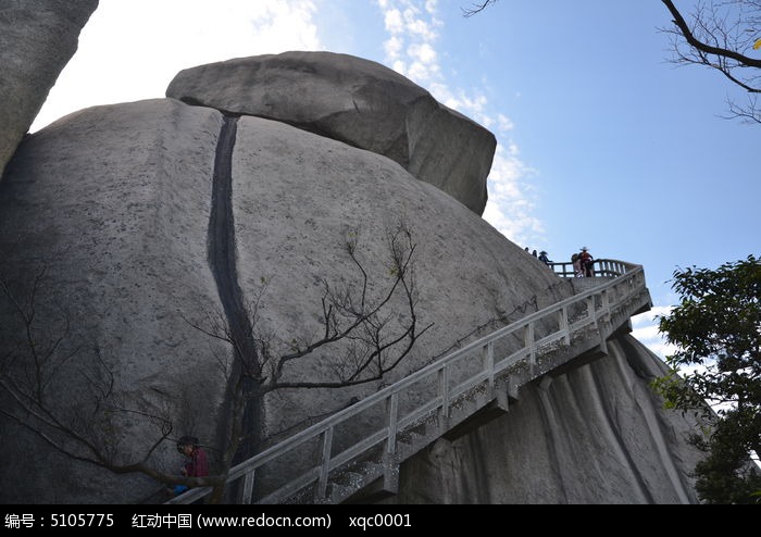 石山上的陡峭阶梯