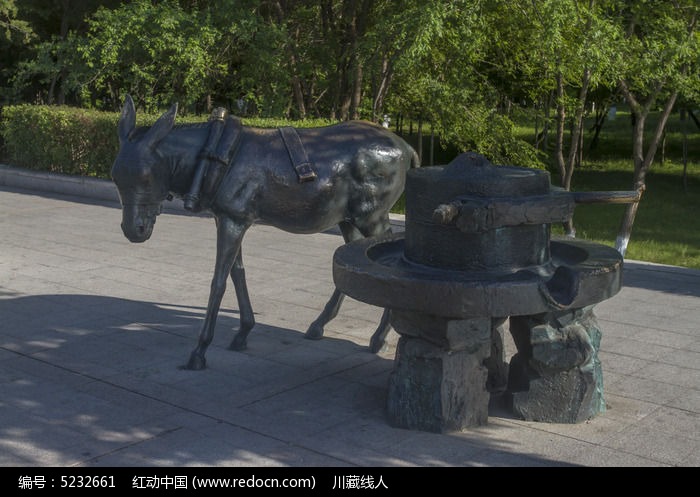 驴子拉磨雕像