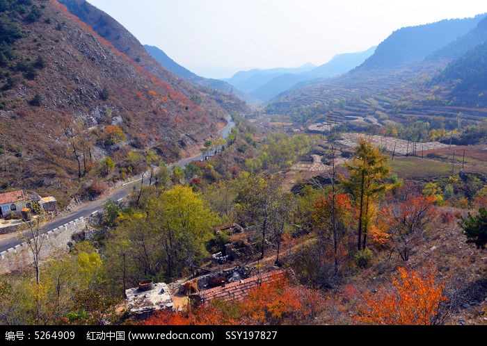 太行山区公路旁的村庄