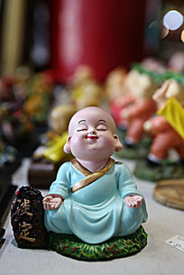 泥塑可爱小和尚武功造型图片,高清大图