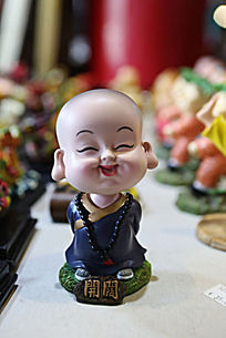 高抬腿泥塑小和尚高清图片下载_红动中国