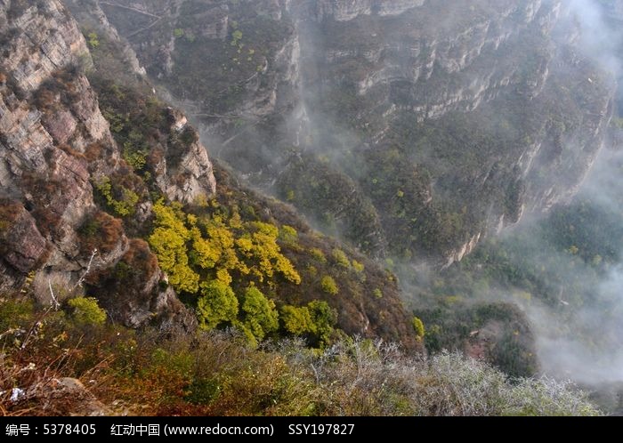 太行秋天山谷雨后景色