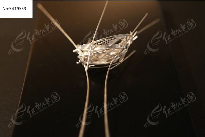 北京国际当代金属艺术展银色鸟巢饰品图片,高