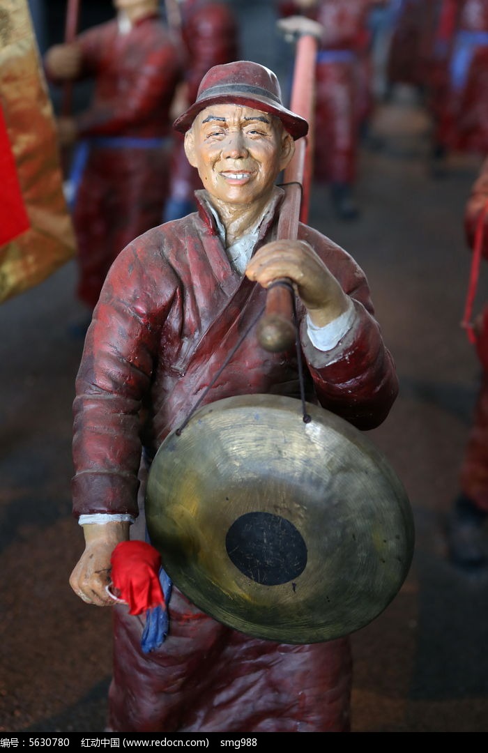 泥塑穿红棉袄打铜锣的人物雕像