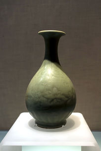 龙泉窑青釉刻花缠枝莲纹玉壶春瓶
