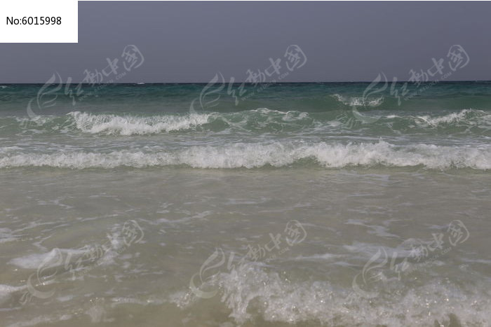 海浪冲向海岸