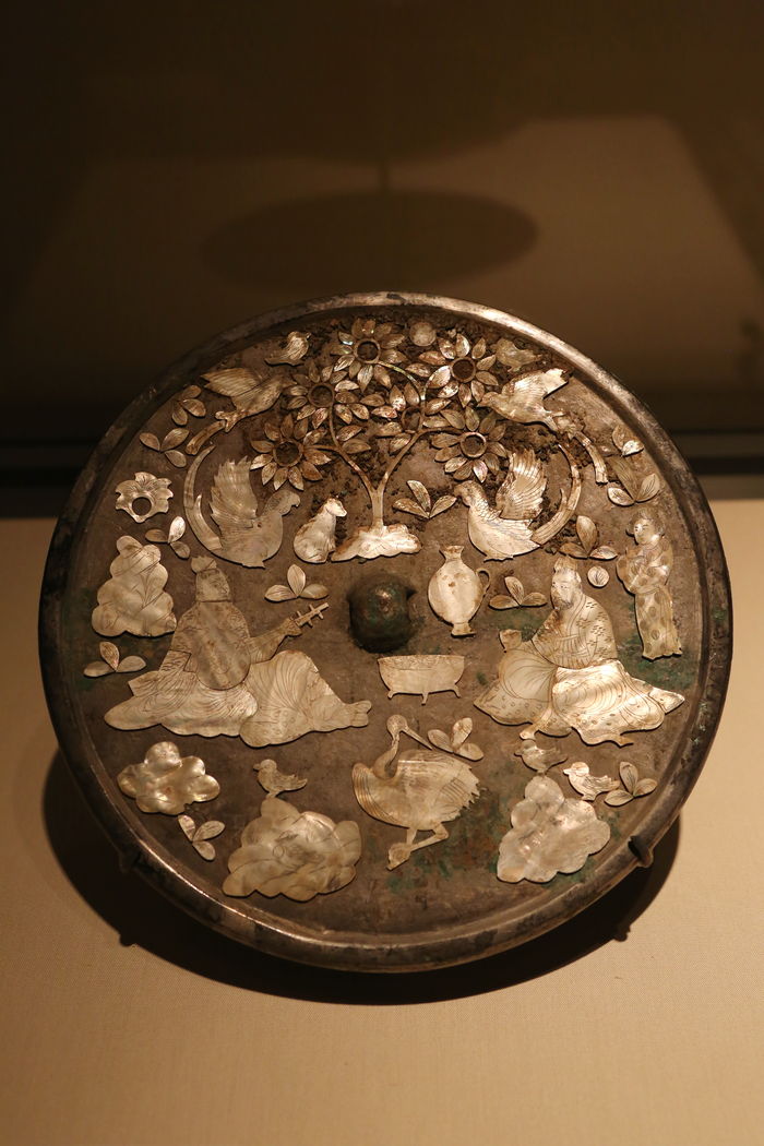 唐代螺钿花鸟人物纹青铜镜
