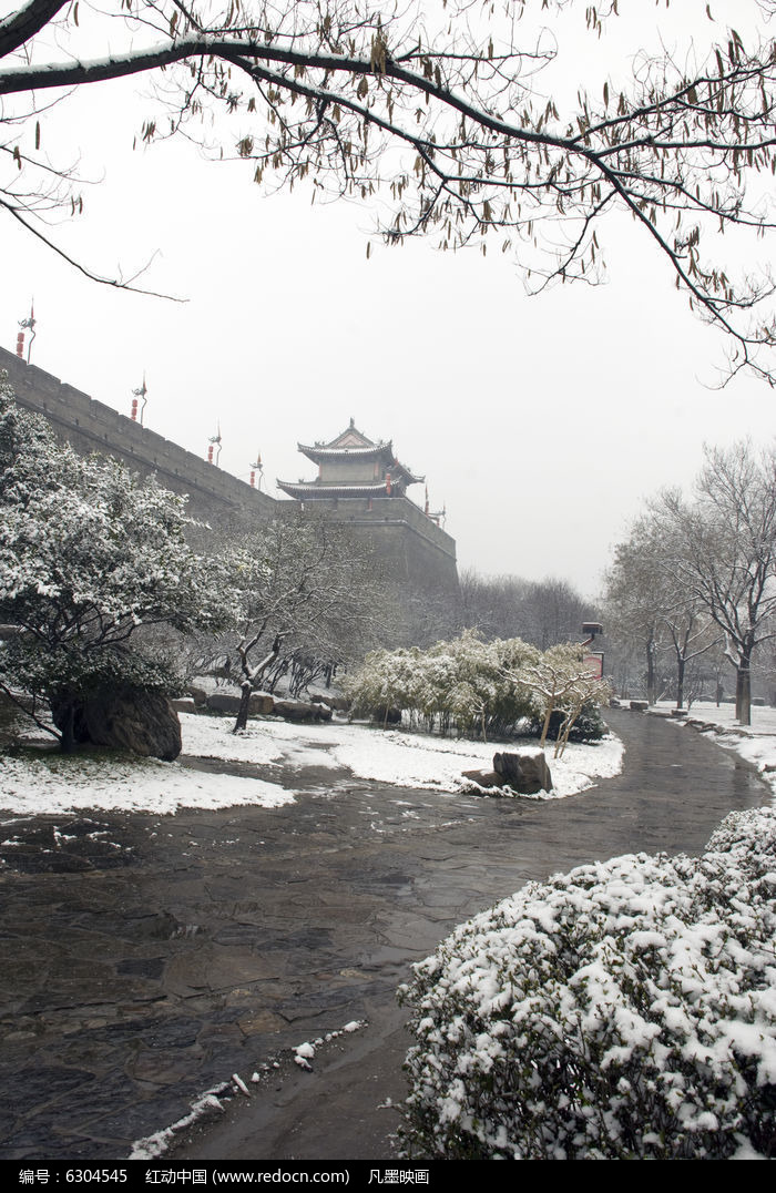 西安城墙雪景竖构图