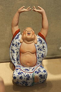 双手交叉向上举起盘腿坐的瑜伽女子图片_体育