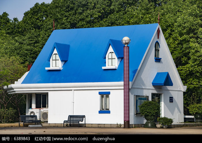 洁净的蓝色房子