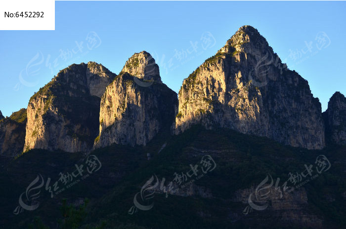 晨光中的万仙山罗姐寨三座主山峰侧光照