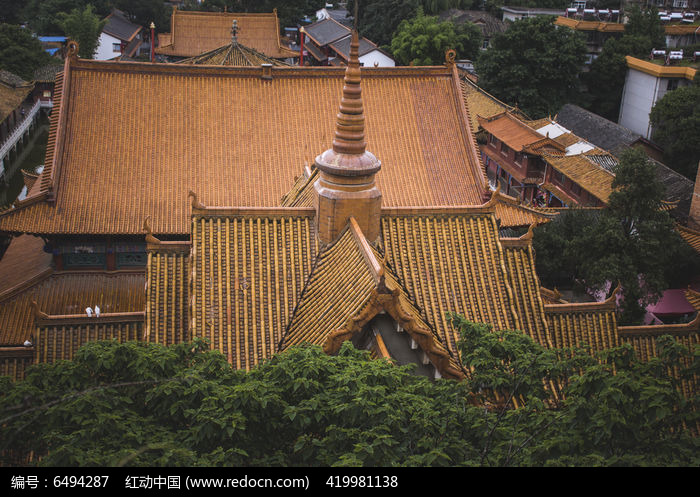 高处的寺庙屋顶