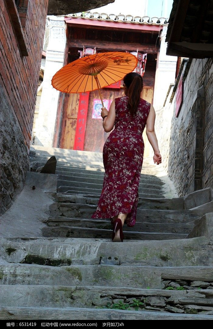 蜀河老街行走的旗袍女人图片