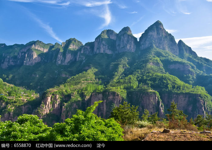 蓝天白云中的万仙山罗姐寨群山风景图片