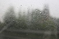 雨中车窗雾玻璃下的汽车头