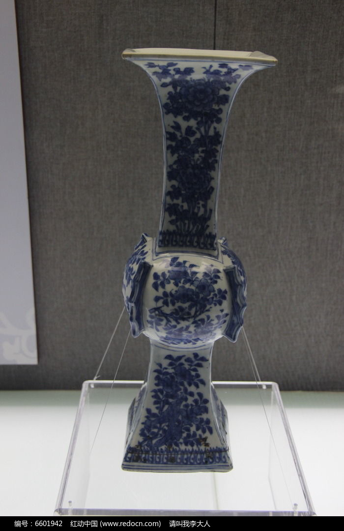 青花花卉纹出戟方觚