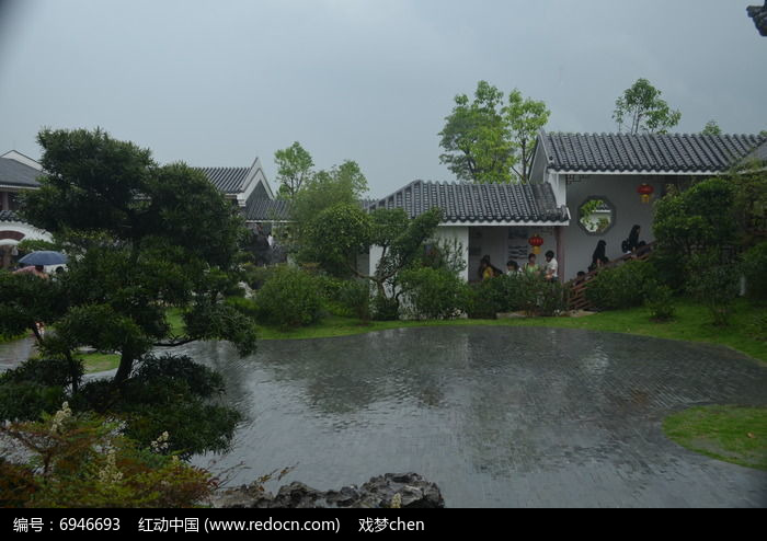 雨中的江南园林风景图片