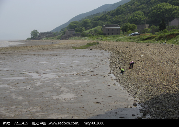 海边浅滩姐弟玩耍