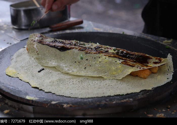 制作煎饼果子涮酱