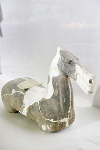 展示的马槽和陶器 骑马人物陶器 古代酒器马家窑陶瓶 马家浜文化陶三
