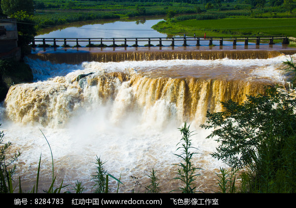 奔腾小河水