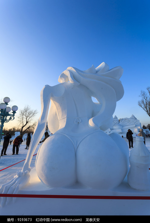 新娘雪雕少女人体雪雕图片 新娘雪雕少女人体雪雕图片